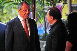 El presidente de Nicaragua, Daniel Ortega (R), saluda al canciller ruso Serguei Lavrov durante su visita el 14 de febrero de 2010 en Managua, Nicaragua.