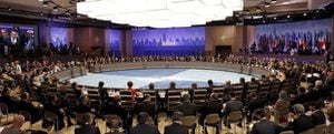 ista general de la reunión de la Cumbre de la OTAN en la que los países de la Organización Atlántica confirmaron el lunes el paso, a mediados de 2013, a la úlitma fase del proceso de transferencia de la seguridad de Afganistán a las autoridades afganas. 