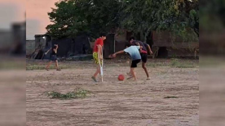 Sorpresa y admiración despertó la habilidad de un niño en las canchas.