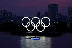 Los anillos olímpicos flotan en el agua al atardecer de Odaiba. Los Juegos Olímpicos de Tokio se pospusieron en marzo y ahora están programados para abrir el 23 de julio de 2021. Con 14 meses, ni el COI ni los organizadores locales han explicado cómo se pueden celebrar los juegos en medio de una pandemia con viajes mundiales restringidos. Foto: AP / Eugene Hoshiko.