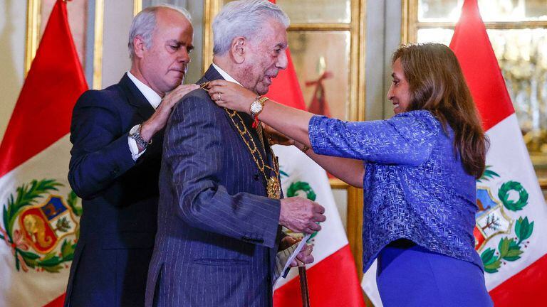 Esta fotografía distribuida por la oficina de prensa de la Presidencia peruana muestra a la presidenta de Perú, Dina Boluarte (derecha), mientras presenta el gran collar de la Orden del Sol al escritor peruano y premio Nobel de literatura, Mario Vargas Llosa.