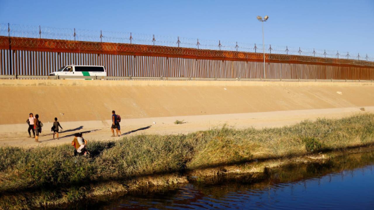 Migrantes que buscan asilo cruzan el río Bravo para entregarse a los agentes de la Patrulla Fronteriza de EE. UU. para solicitar asilo (imagen de referencia).