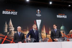 El secretario general adjunto de la UEFA, Giorgio Marchetti, el embajador de la UEFA en la Europa League, Zoltan Gera, y el director de Competiciones y Calendario de Clubes de la UEFA, Tobias Hedtstuck, durante el sorteo.