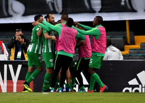 BOGOTA, COLOMBIA - MARCH 09: Players of Atletico Nacional celebrate the first goal of their team scored by Vladimir Hernández (not in frame) during a match between Millonarios and Atlético Nacional as part of Liga Aguila 2019 at Estadio Nemesio Camacho on March 09, 2019 in Bogota, Colombia. (Photo by Luis Ramirez/Vizzor Image/Getty Images)