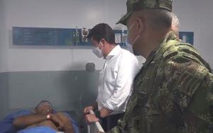 El ministro de Defensa, Diego Molano, durante su visita al hospital.