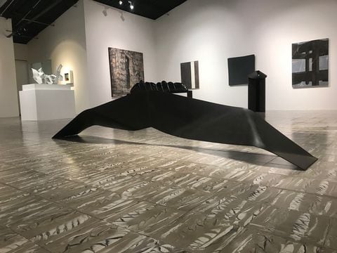 Imagen de la exposición "Geometrías y abstracciones. Homenaje a Negret." Cortesía de la Galería Elvira Moreno