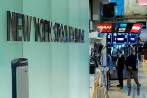 Operadores trabajan en la Bolsa de Valores de Nueva York. (AP Foto/Richard Drew)
