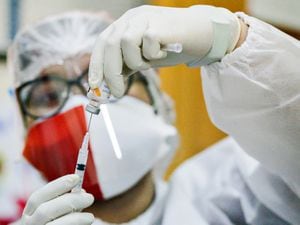 Un trabajador de la salud prepara una dosis de la vacuna Sinovac Biotech de China contra la enfermedad del coronavirus (COVID-19). REUTERS / Ajeng Dinar Ulfiana