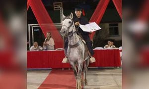 Joven reconoció que quiso llegar a su grado al lomo de su caballo, pues este lo acompañó como único medio de transporte durante años para poder ir a estudiar.