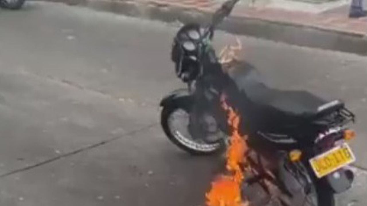 Esta es la moto del presunto ladrón que fue quemada pro la comunidad