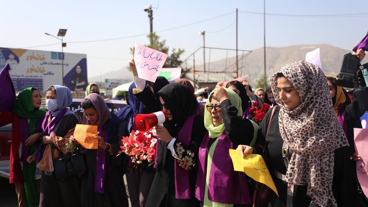 Mujeres marchan en Kabul en contra de los talibanes