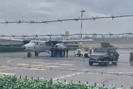 Avión en el que supuestamente suben a Jorge Glas para trasladarlo a Guayaquil