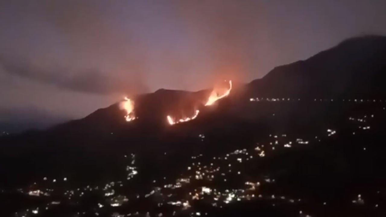 Incendio entre el túnel de la vía Medellín - Bogotá y el cerro de la cruz en Copacabana