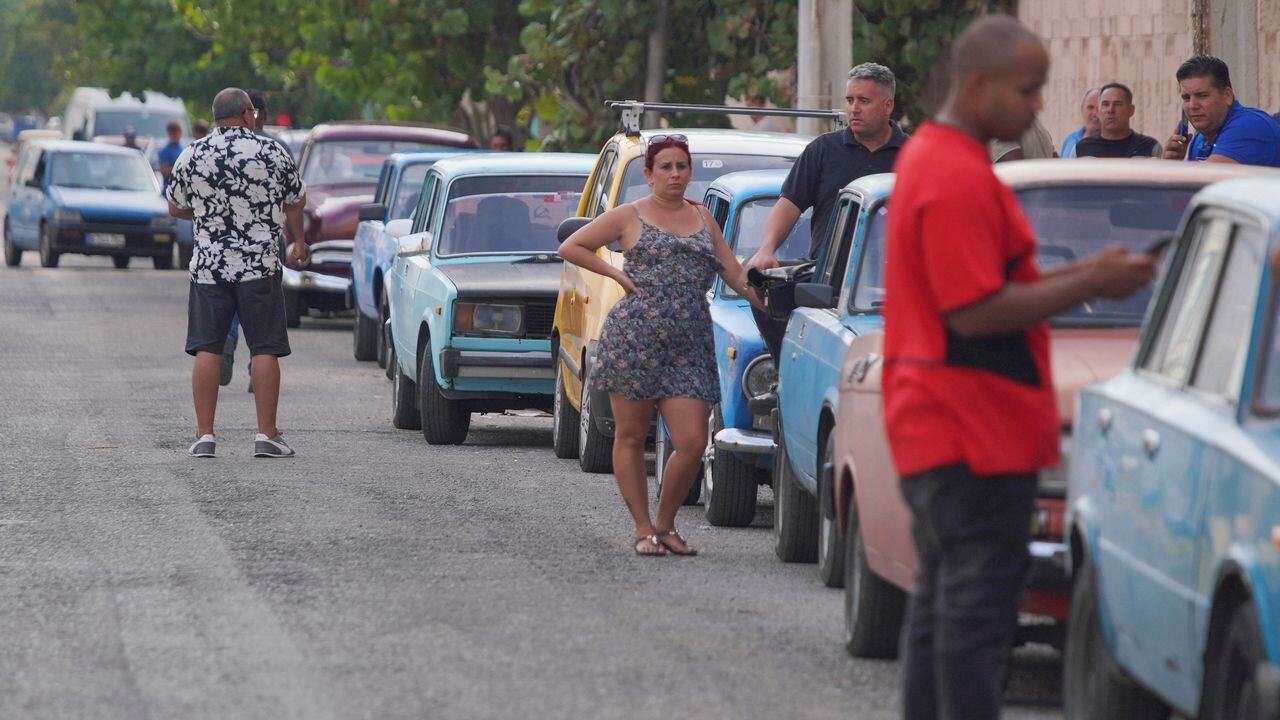 La gente espera en fila la llegada de un camión cisterna de combustible en La Habana, Cuba, el 14 de abril de 2023.