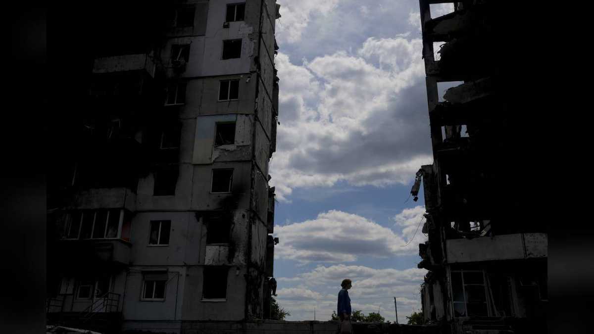 Una mujer pasa ante un edificio destruido durante ataques en Borodyanka, a las afueras de Kiev, Ucrania, el sábado 4 de junio de 2022. Foto: AP/Natacha Pisarenko.