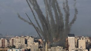 Se lanzan cohetes desde Gaza hacia Israel.