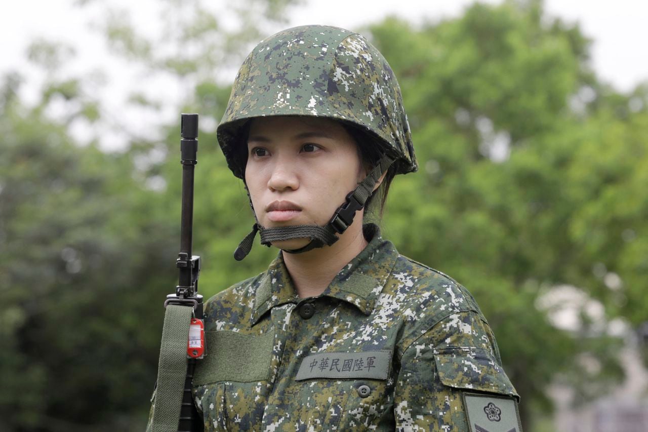 Una mujer reservista participa en un simulacro de entrenamiento de defensa en Taoyuan el 9 de mayo de 2023
