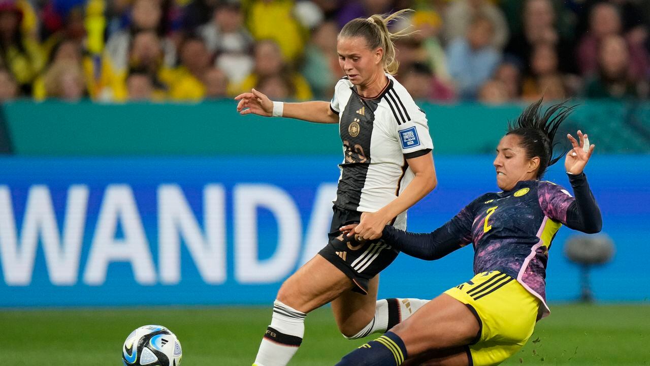 La alemana Klara Buehl es desafiada por la colombiana Manuela Vanega, derecha, durante el partido de fútbol del Grupo H de la Copa Mundial Femenina entre Alemania y Colombia en el Estadio de Fútbol de Sydney en Sydney, Australia, el domingo 30 de julio de 2023. (Foto AP/Rick Rycroft)