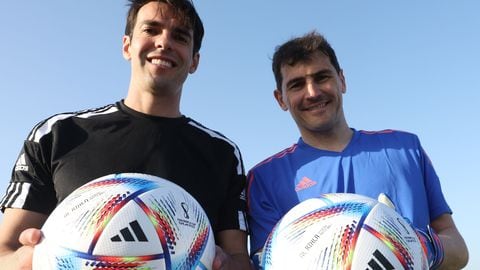 Ricardo Kaká e Iker Casillas con el balón oficial del Mundial de Qatar, Al Rihla
