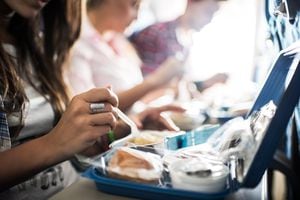 Gente almorzando mientras viaja en avión
