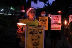 La gente participa en una protesta para exigir la liberación de familiares detenidos durante el estado de emergencia del gobierno para frenar la violencia de las pandillas, en San Salvador, El Salvador, 21 de diciembre de 2022. REUTERS/José cabezas