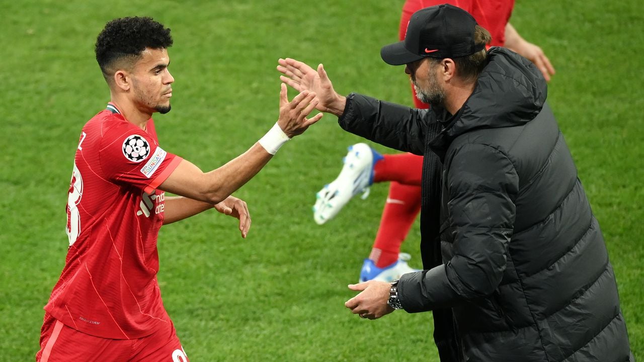 PARIS, FRANCE - MAY 28: Luis Diaz embraces Juergen Klopp, Manager of Liverpool after they are substituted during the UEFA Champions League final match between Liverpool FC and Real Madrid at Stade de France on May 28, 2022 in Paris, France. (Photo by Matthias Hangst/Getty Images)