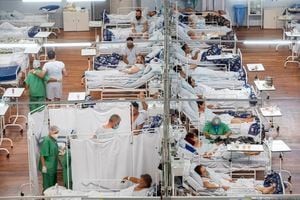 Pacientes con COVID-19, en sus camas en un hospital de campaña habilitado en un pabellón de deportes en Santo Andre, a las afueras de Sao Paulo, Brasil, el 4 de marzo de 2021. (AP Foto/Andre Penner)