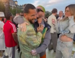 Maluma y J Balvin se reencontraron en desfile de Louis Vuitton.