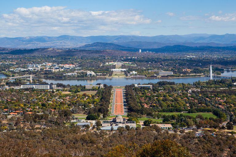 Una vista hacia la Casa del Parlamento en Canberra desde Mt Ainslie (Australia)
