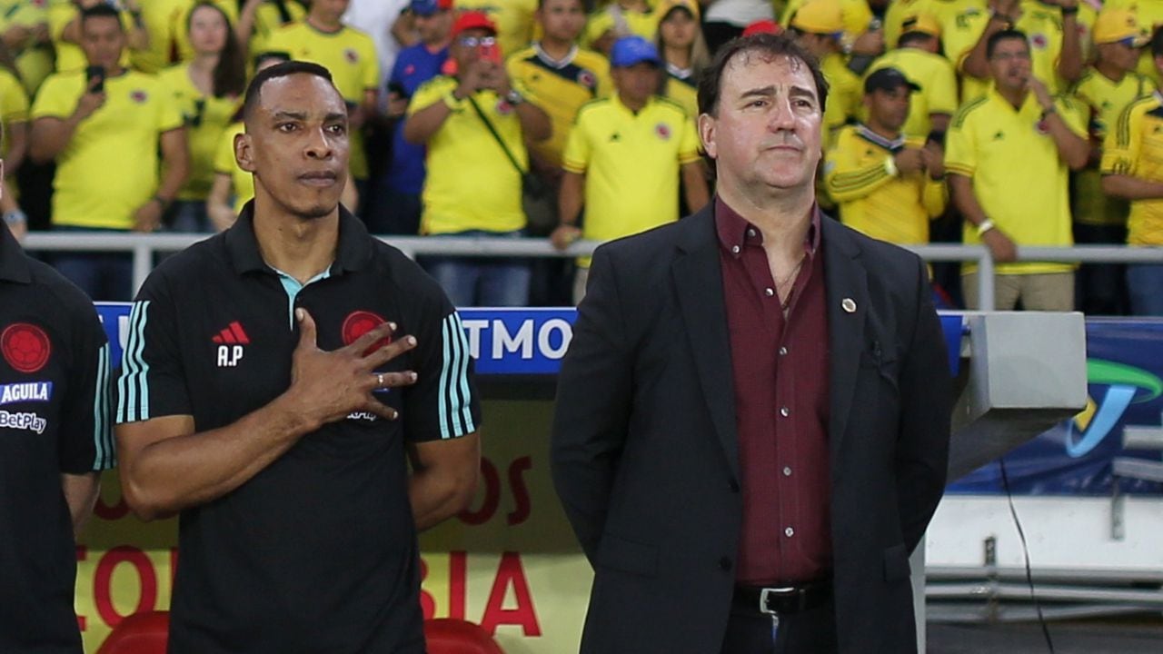 Néstor Lorenzo junto a su asistente técnico Amaranto Perea.