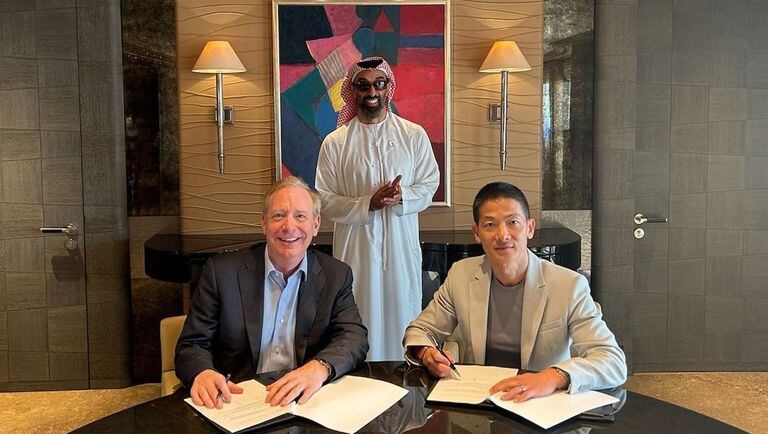 G42, el gigante de la tecnología en Emiratos Árabes Unidos, celebra una inversión histórica de 1.500 millones de dólares por parte de Microsoft, lo que marca un hito en su camino hacia la excelencia en inteligencia artificial.