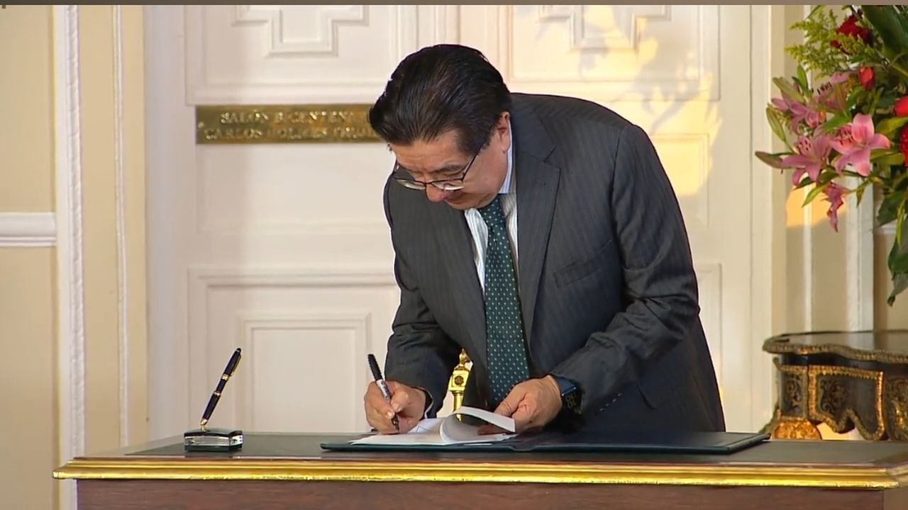 El ministro de Salud y Protección Social, Fernando Ruiz Gómez, firmando el decreto que reglamenta el Plan Decenal de Salud Pública 2022 - 2031.