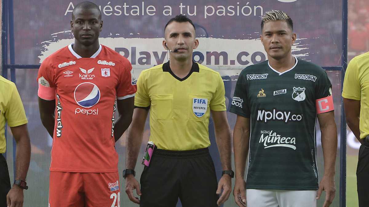 Adrián Ramos y Teófilo Gutiérrez posan junto a los árbitros en la previa del clásico de la fecha 14
