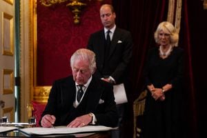 El nuevo monarca, Carlos III, reinará junto a su esposa Camila como reina consorte. Y el heredero oficial al trono es ahora su hijo, el príncipe Guillermo.