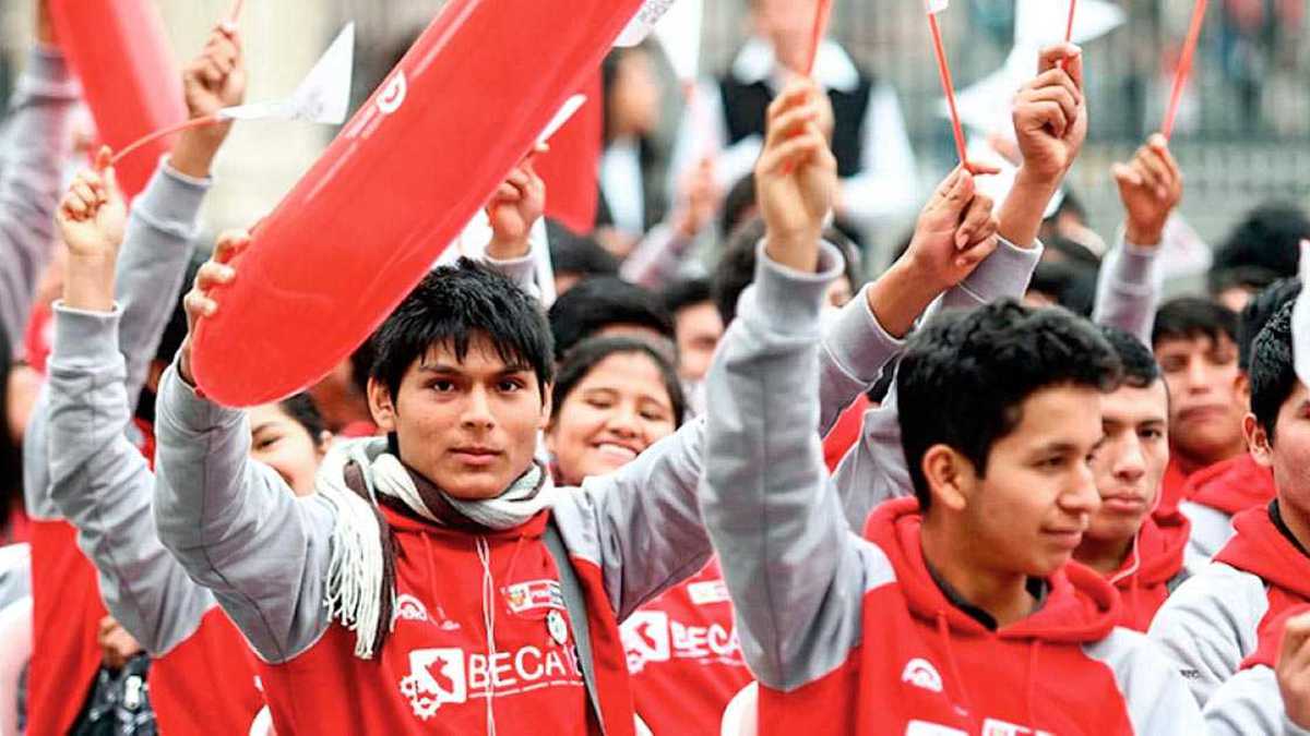 El programa Beca 18, en Perú, tiene en la actualidad aproximadamente 40.000 becados, la meta para el próximo año son 50.000. 