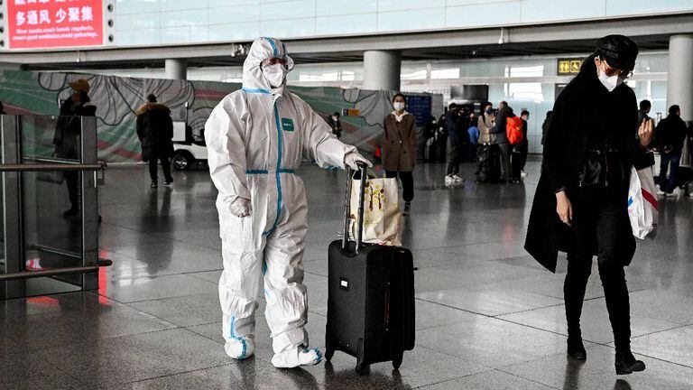 Un pasajero, con un equipo de protección personal, camina en el área de llegadas del Aeropuerto Internacional Capital en Beijing el 8 de enero de 2023.