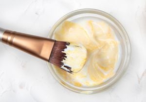 La mascarilla de yogur y miel ayuda a reducir los signos del envejecimiento prematuro.