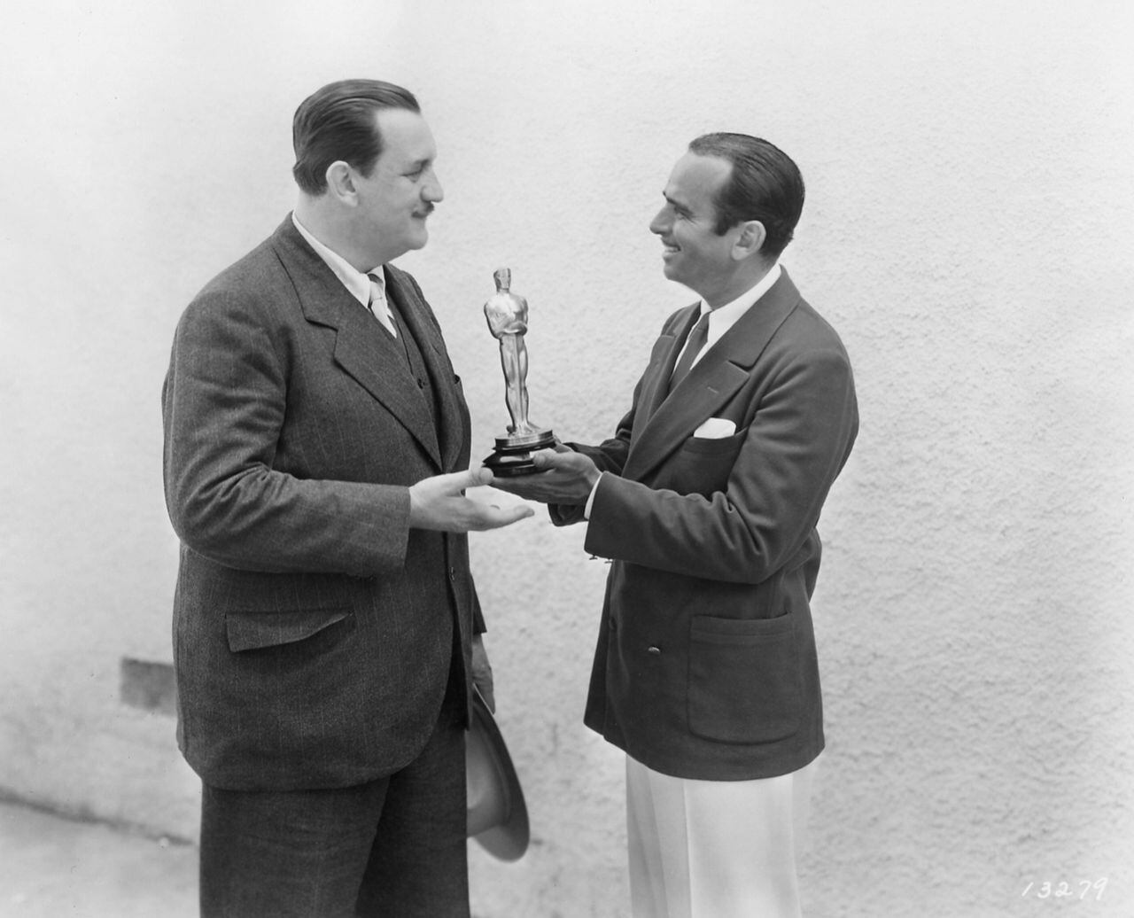 El gran actor Douglas Fairbanks, derecha,  fue el presentador y encargado de entregar las quince estatuillas a ganadores como Joseph Farnham.