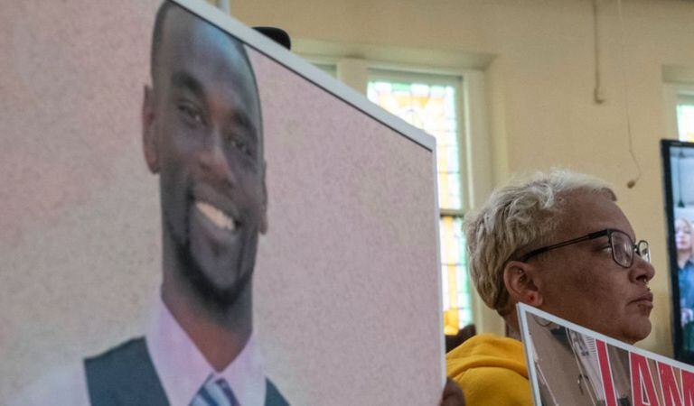 Activistas protestan con fotos y pancartas de Tyre Nichols, quien falleció producto del abuso policial de la policía de Memphis