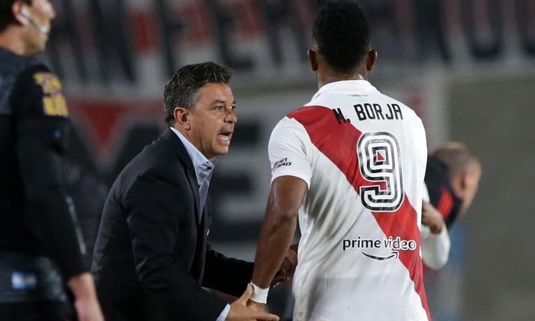 BUENOS AIRES, ARGENTINA - OCTOBER 05: Miguel Borja of River Plate celebrates with coach of River Plate Marcelo Gallardo after scoring the second goal of his team during a match between River Plate and Estudiantes as part of Liga Profesional 2022 at Estadio Mas Monumental Antonio Vespucio Liberti on October 5, 2022 in Buenos Aires, Argentina. (Photo by Getty Images/Daniel Jayo)