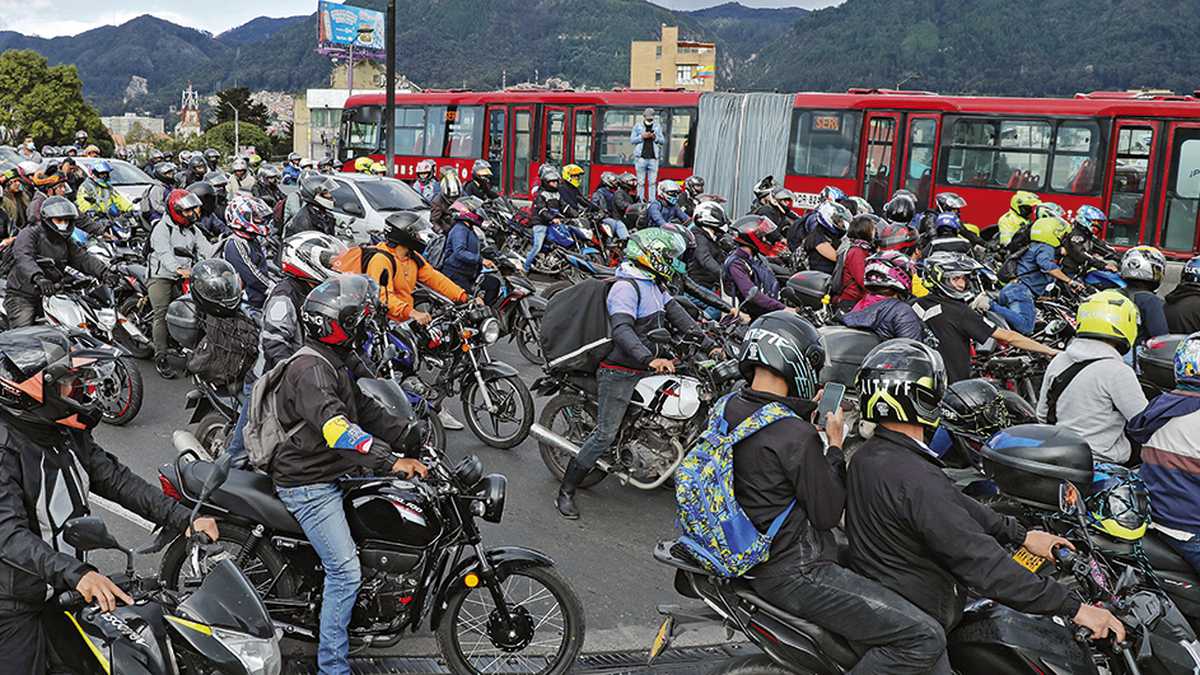    La alcaldesa Claudia López restringió al parrillero en moto e incluso se atrevió a señalar que los delincuentes no roban ni matan en patineta, pero sí en motocicleta. Esta estigmatización llevó a que los motociclistas se volcaran a las calles, provocando caos en la movilidad.
