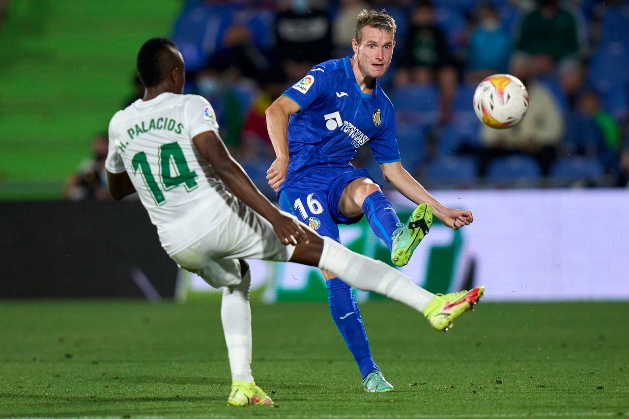 GETAFE, SPAIN - SEPTEMBER 13: Jakub Jankto of Getafe CF battle for the ball with Helibelton Palacios of Elche CF during the La Liga Santander match between Getafe CF and Elche CF at Coliseum Alfonso Perez on September 13, 2021 in Getafe, Spain. (Photo by Diego Souto/Quality Sport Images/Getty Images)