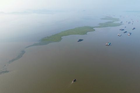 Estados Unidos exhortó a China a detener su “conducta provocativa y riesgosa” en el disputado mar de China Meridional, luego de que un barco de la guardia costera cortó el paso a una patrullera filipina, provocando casi una colisión. (Photo by VCG/VCG via Getty Images)