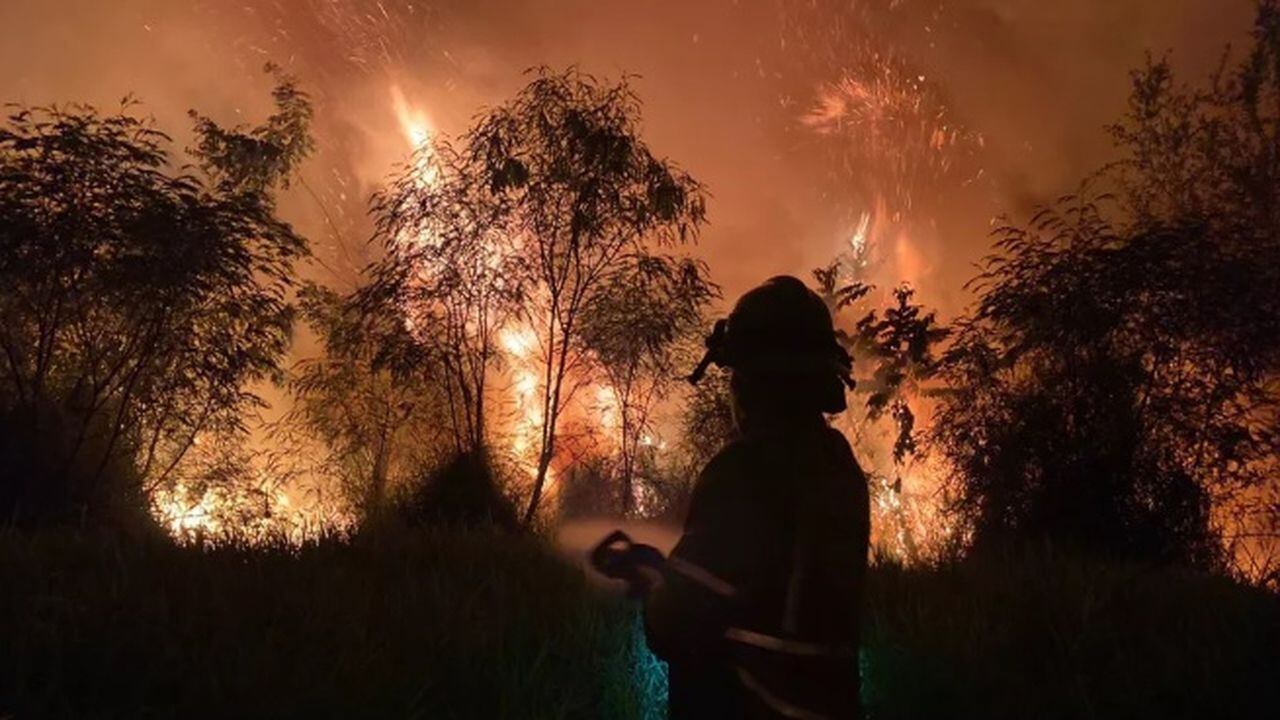 Más de 180 hectáreas afectadas deja incendio forestal en la vía Yumbo-La Cumbre, en el Valle del Cauca.