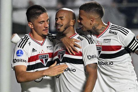Jugadores de Sao Pablo celebrando en medio del partido de octavos de final de la Copa Sudamericana ante San Lorenzo