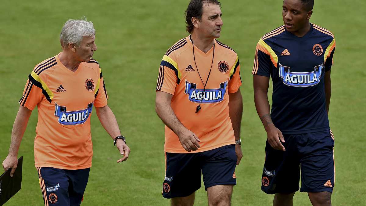 (Files) In this June 9, 2014 photo taken, Colombia striker Carlos Carbonero (R) talks with Argentine assistant coach Nestor Lorenzo (centre) and Argentine-Colombian coach Jose Pekerman during a training session at the President Laudo Natell Athlete Formations Center in Cotia, São Paulo, Brazil.  - The Colombian Football Federation (FCF) said in June that Argentine Nestor Lorenzo will coach the Colombian national football team, a seat it has known since his time as an assistant to his compatriot Jose Pekerman at the 2014 and 2018 World Cups, 2022 (Photo by Eitan Abramovich/Agency french press)