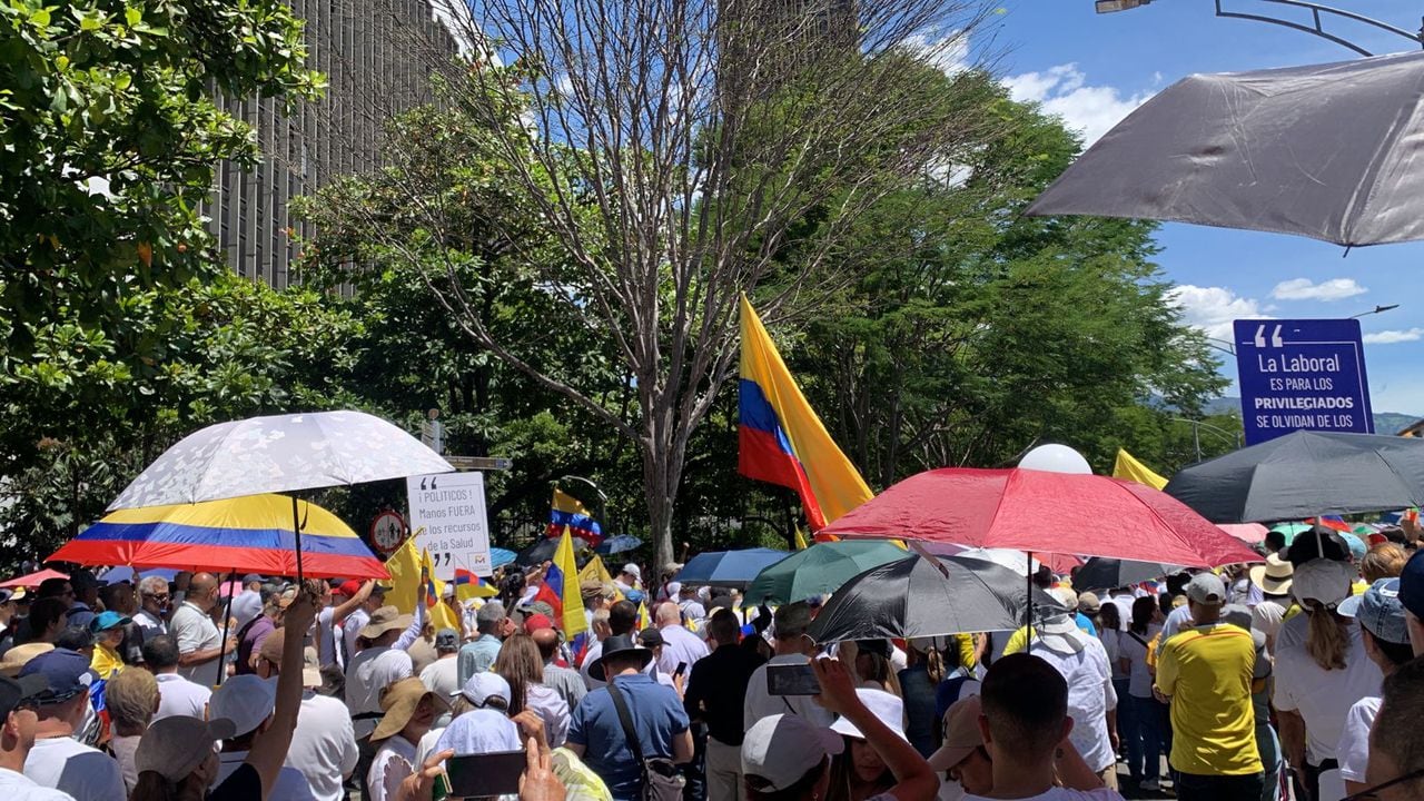 Marcha en Medellín llegando al Centro Administrativo Alpujarra