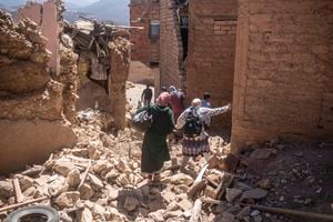 Residentes huyen de sus hogares luego de un sismo en la aldea Moulay Brahim, cerca del epicentro del terremoto, en las afueras de Marrakech, Marruecos, el sábado 9 de septiembre de 2023. (AP Foto/Mosa'ab Elshamy)