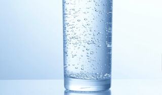 El agua con gas es una gran opción para hidratar el cuerpo.