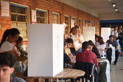 Los paraguayos emiten su voto durante las elecciones nacionales en Asunción.

Foto: Agencia AFP